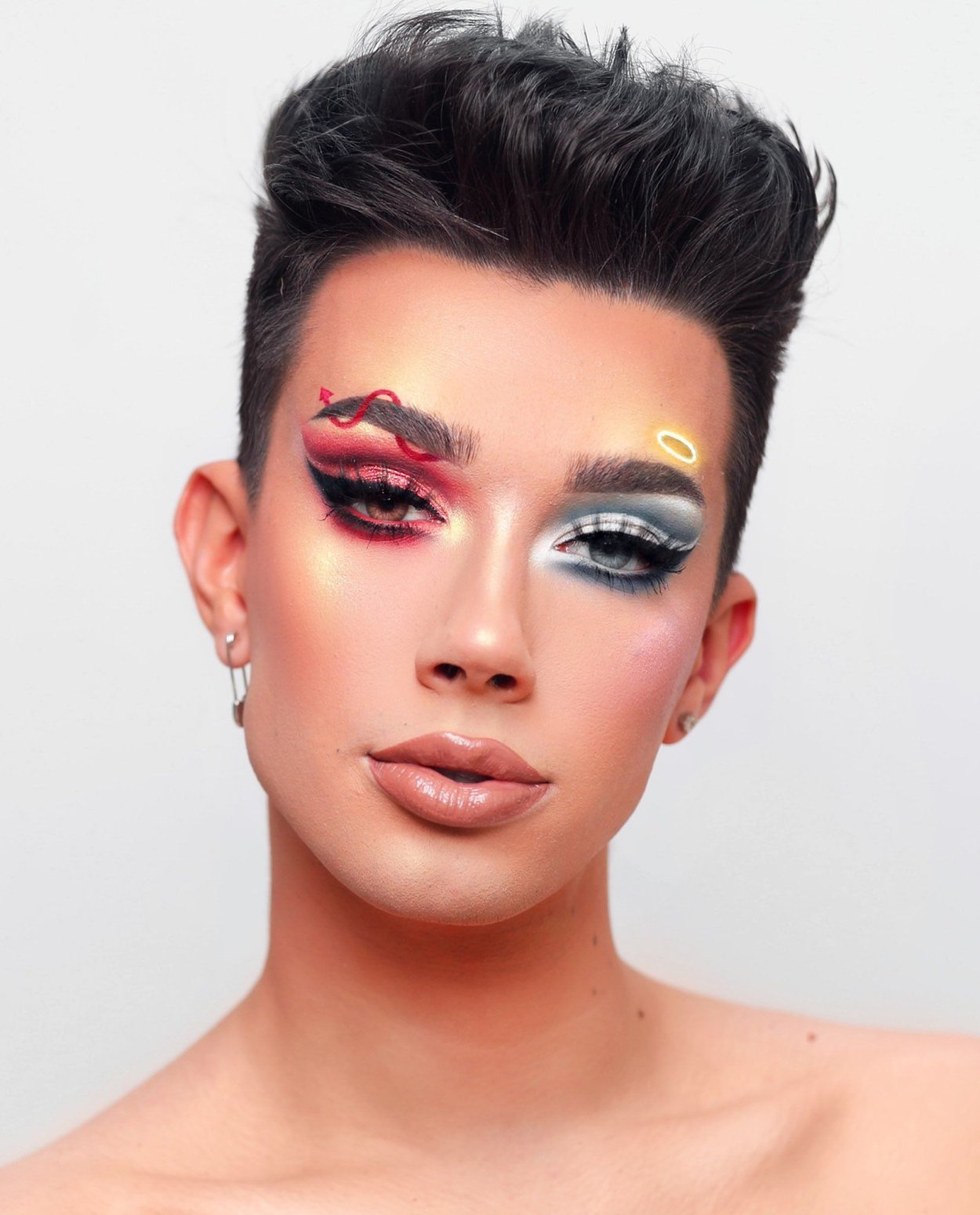 Бьюти-блогер Джеймс Чарльз COVERGIRL