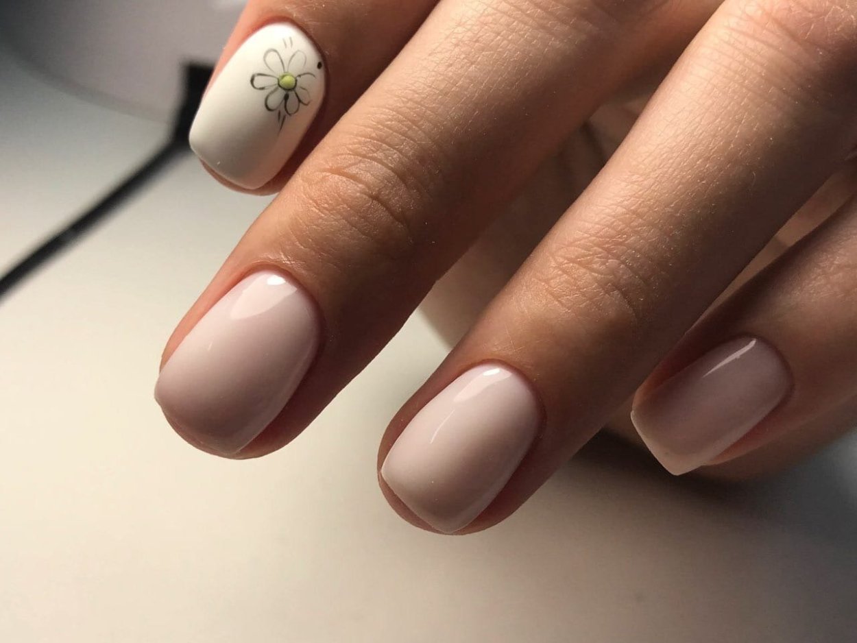 Маникюр на короткие ногти нежные