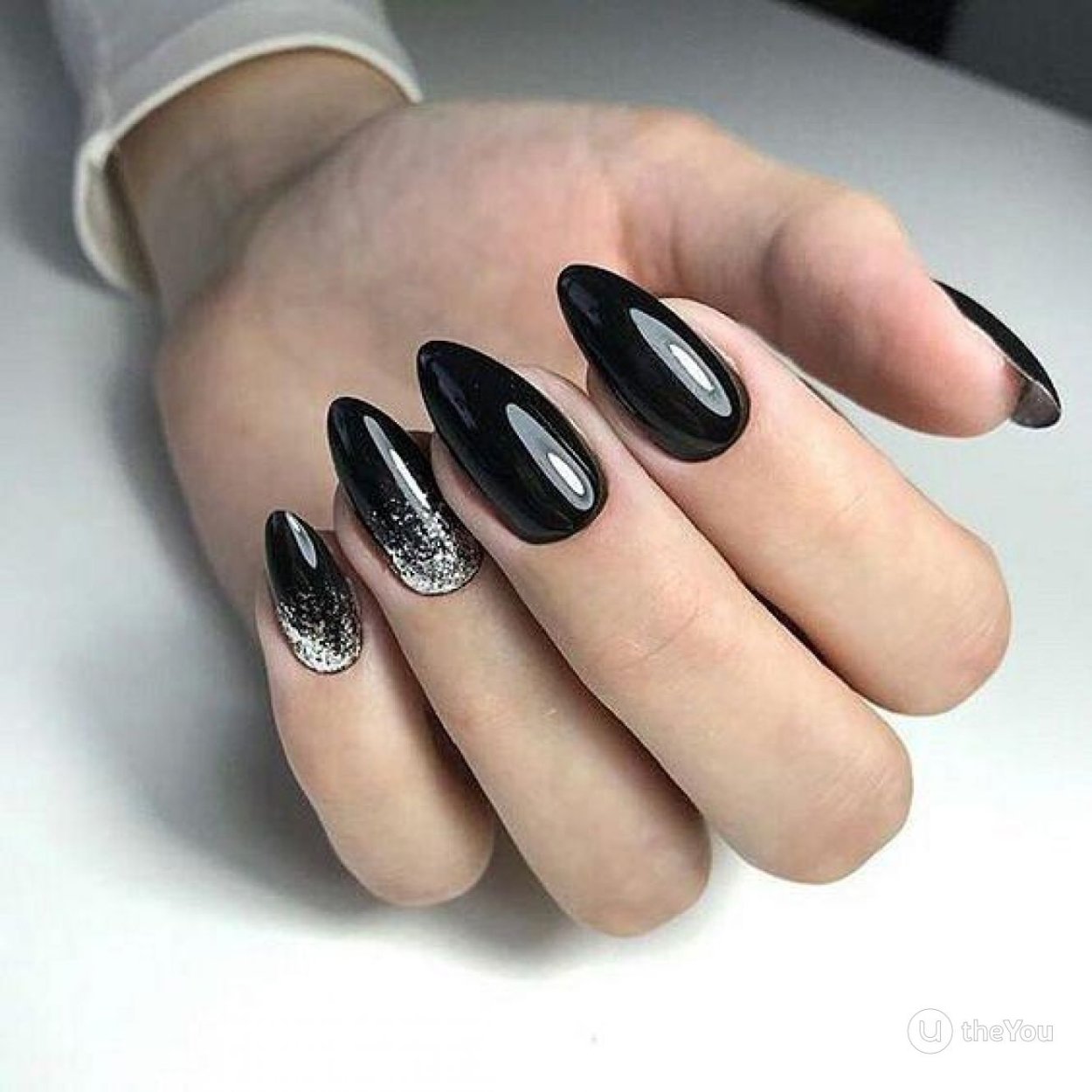 Чёрный маникюр с втиркой