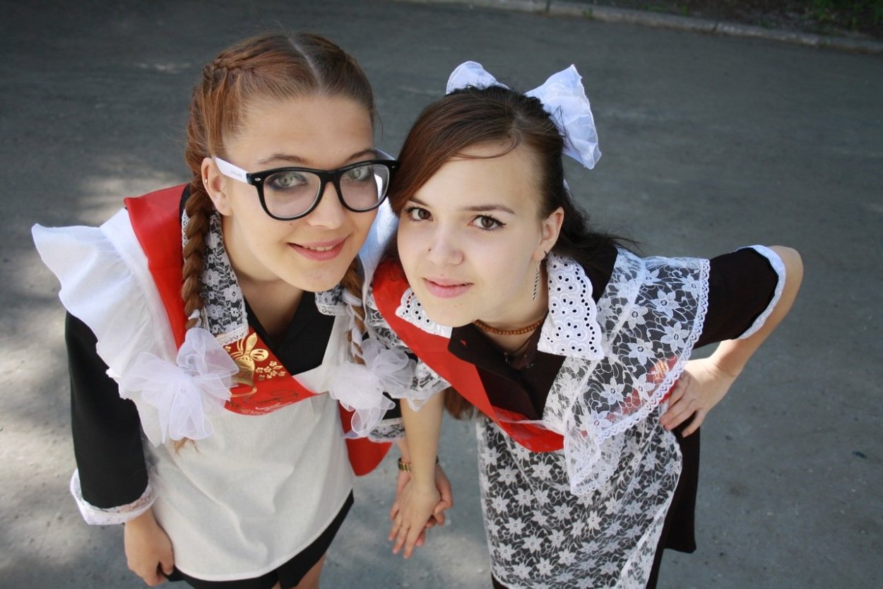 Девочки на выпускном