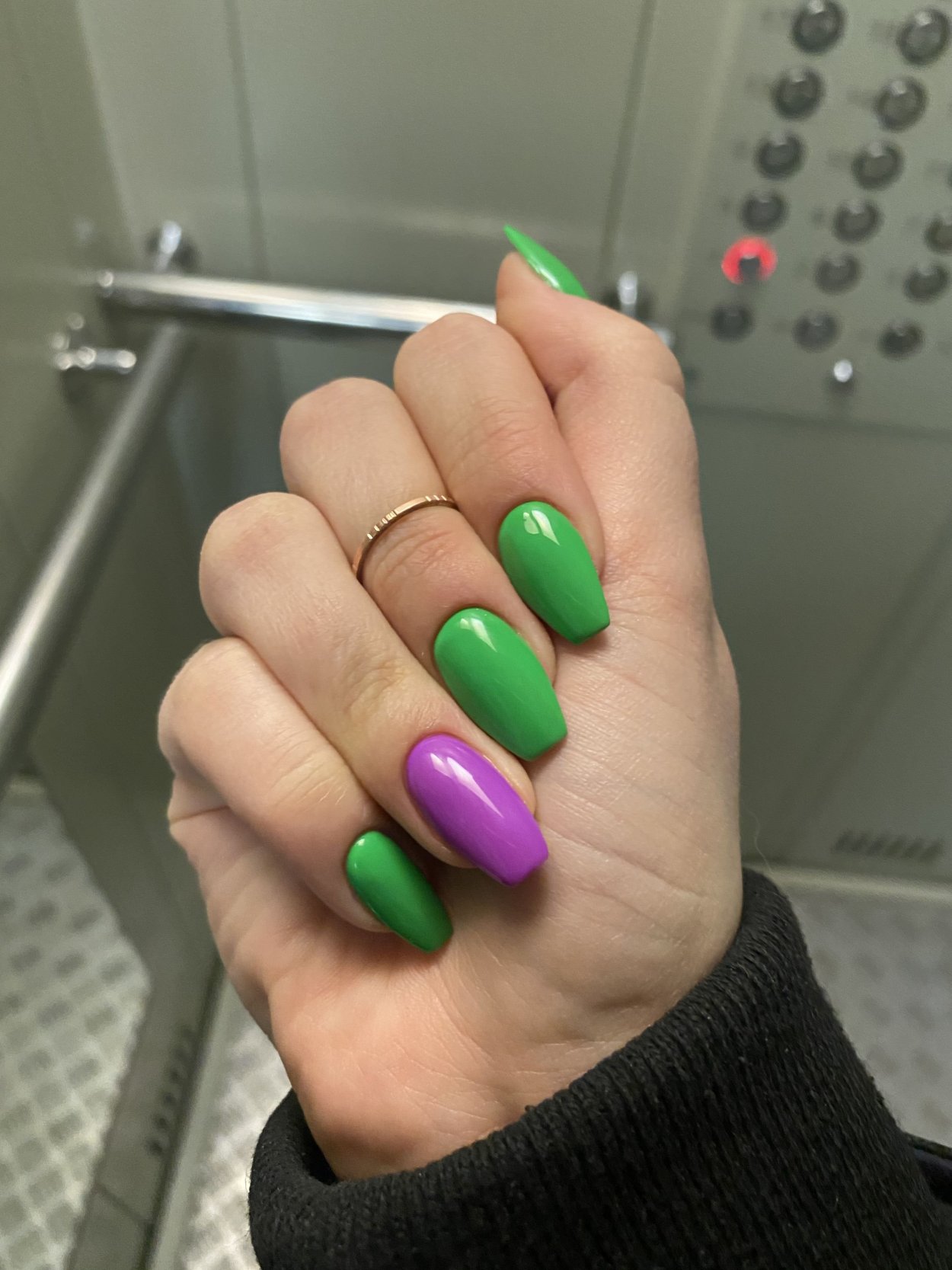 Маникюр фиолетовый с зеленым