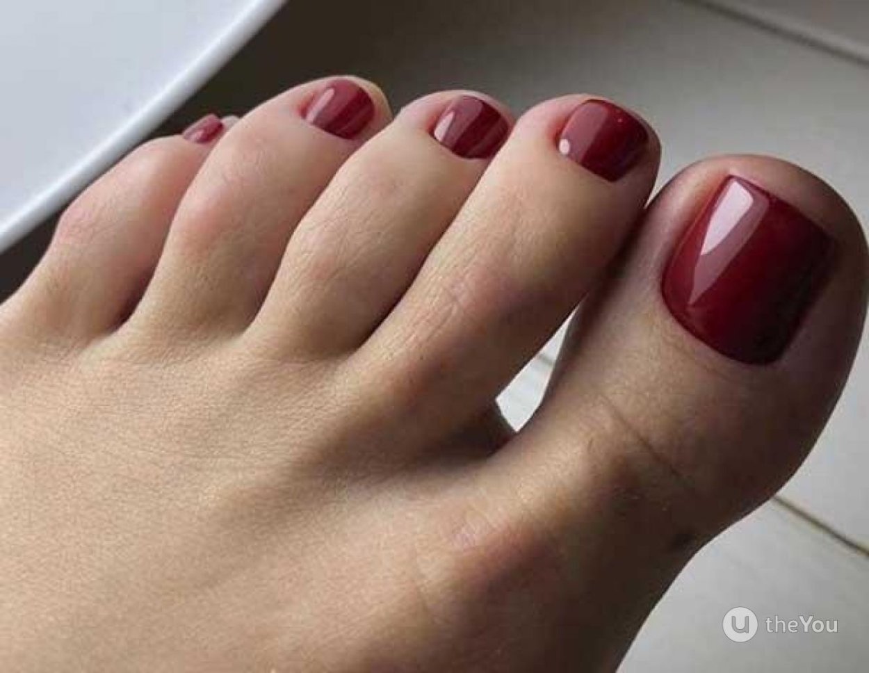 Педикюр красный однотонный