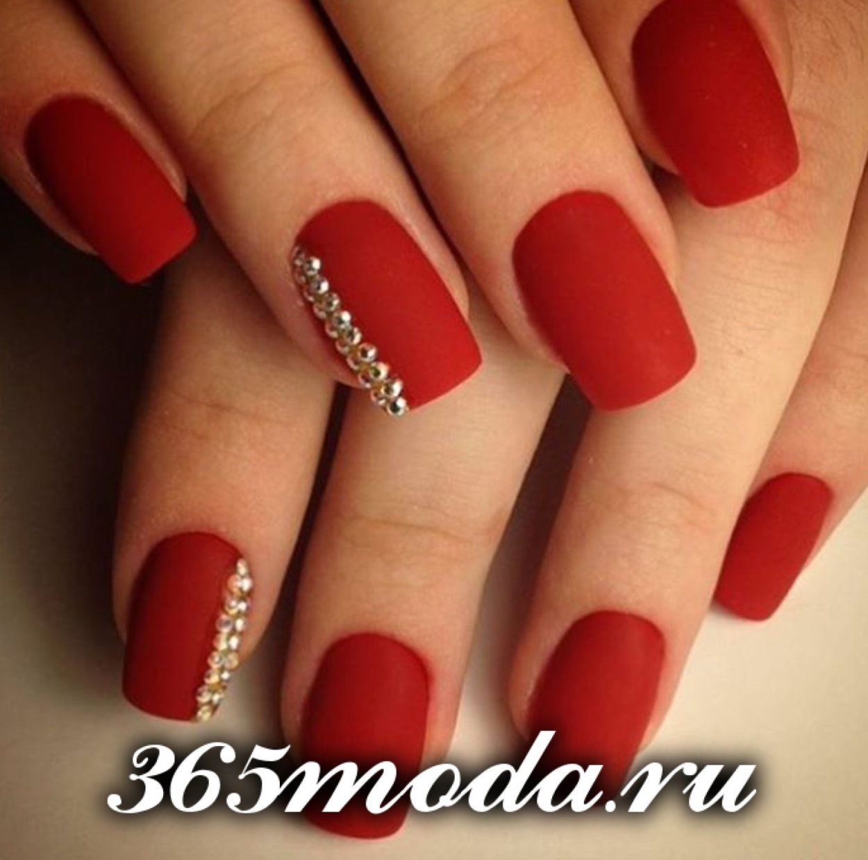 Красный матовый маникюр на короткие ногти