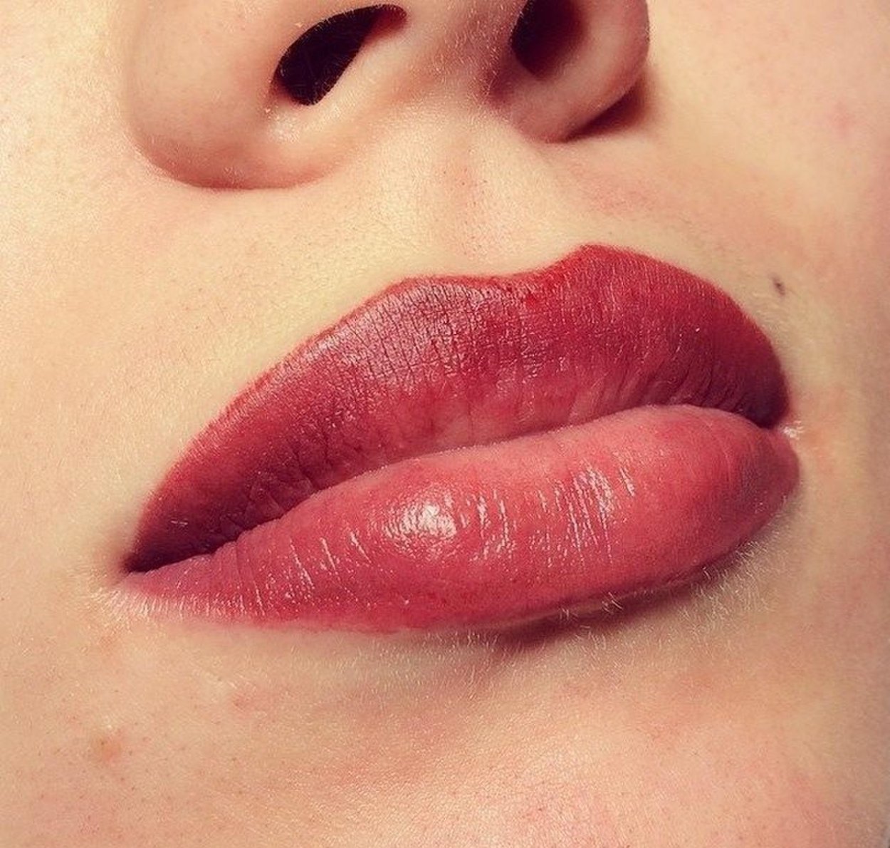 Перманентный макияж губ цвета на губах. Помадный прокрас губ татуаж. Перманент губ оттенки. Красивый цвет губ для татуажа. Красивый татуаж губ.
