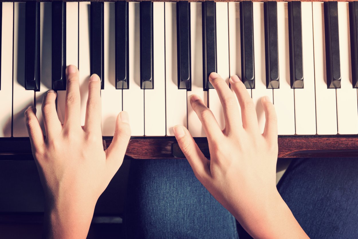 Снимаю с клавиши рояль. Пальцы на пианино. Руки на пианино. Женские руки на рояле. Женские руки на клавишах.