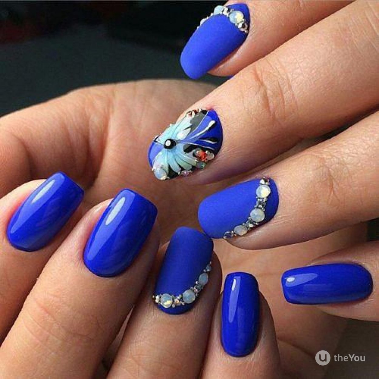 Голубые ногти с бабочками