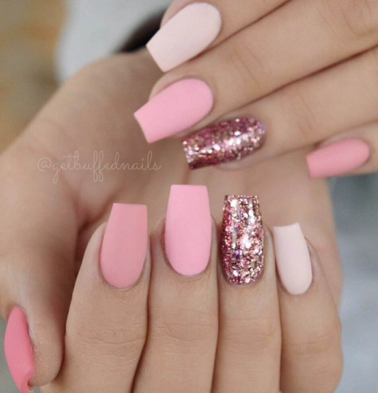 Красивый нокти розового цвета