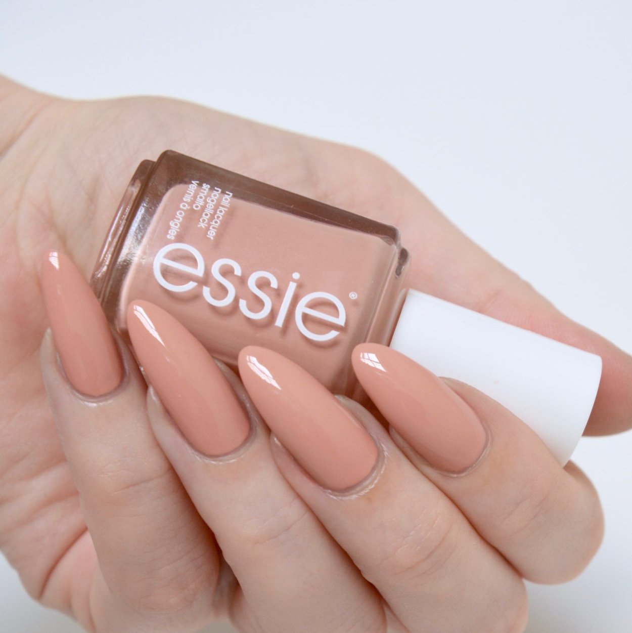 Лак Essie bare with me