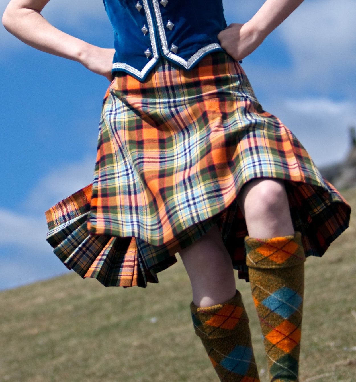 Девушки в шотландских юбках