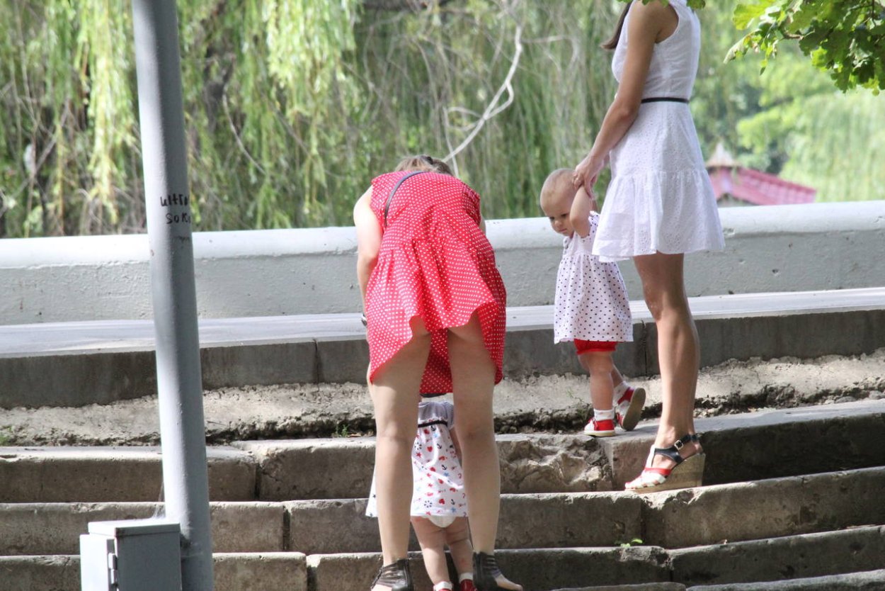 Волосатые мамы подглядывают. Подглядывание под платье. Подсмотрено у девочек на площадке. Прогулка без Нижнего белья. Поглядывая под платье.