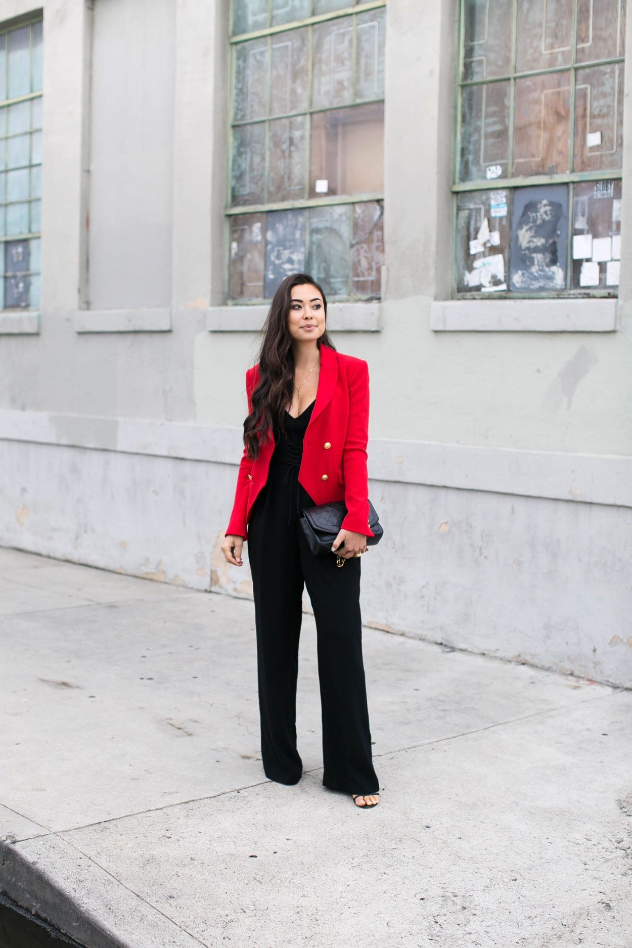 Красные брюки палаццо с черным пиджаком