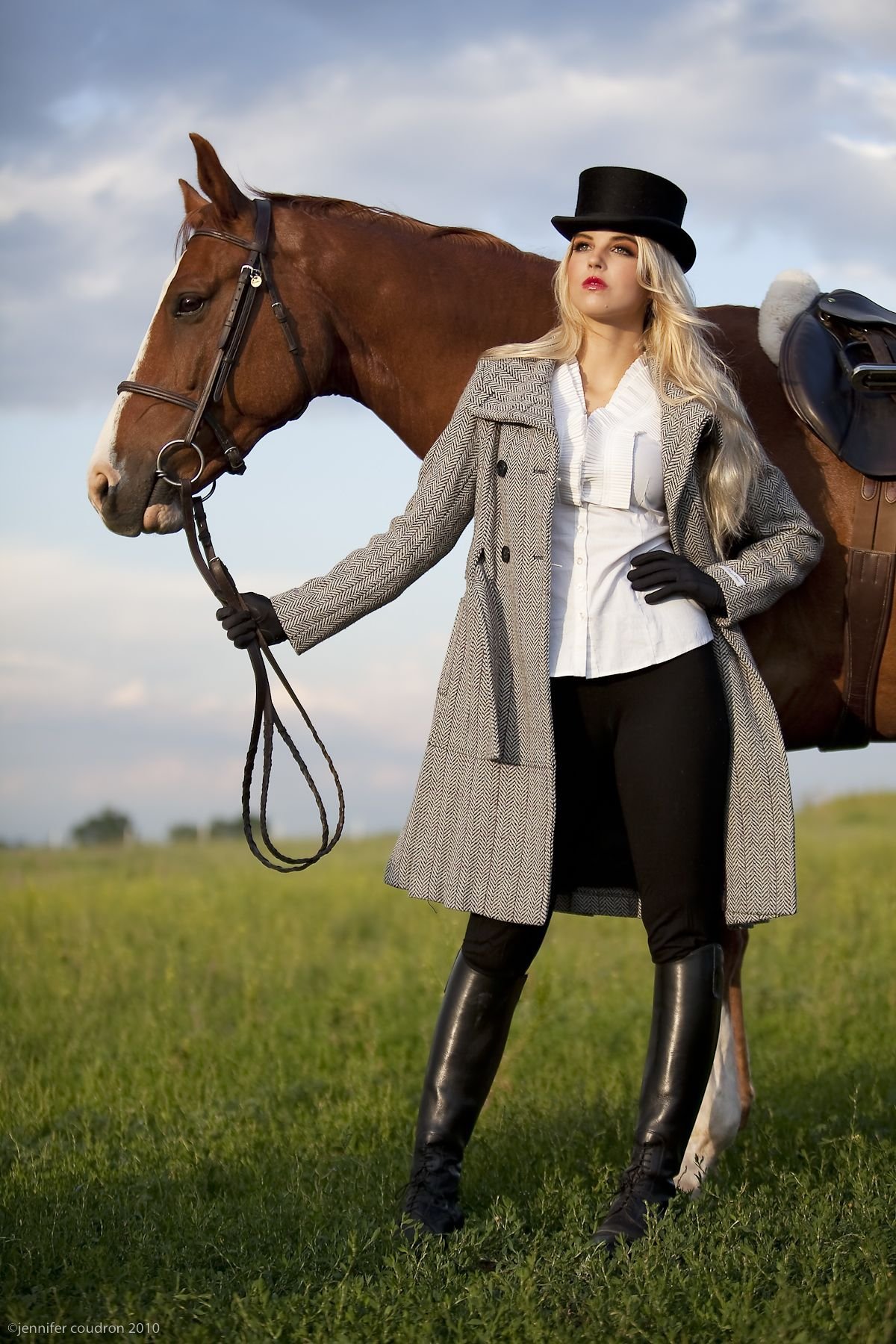 Верховая езда женщин. Hermes жокейский стиль. Джон Редферн костюмы для верховой езды. Одежда для езды на лошади. Пальто в жокейском стиле.