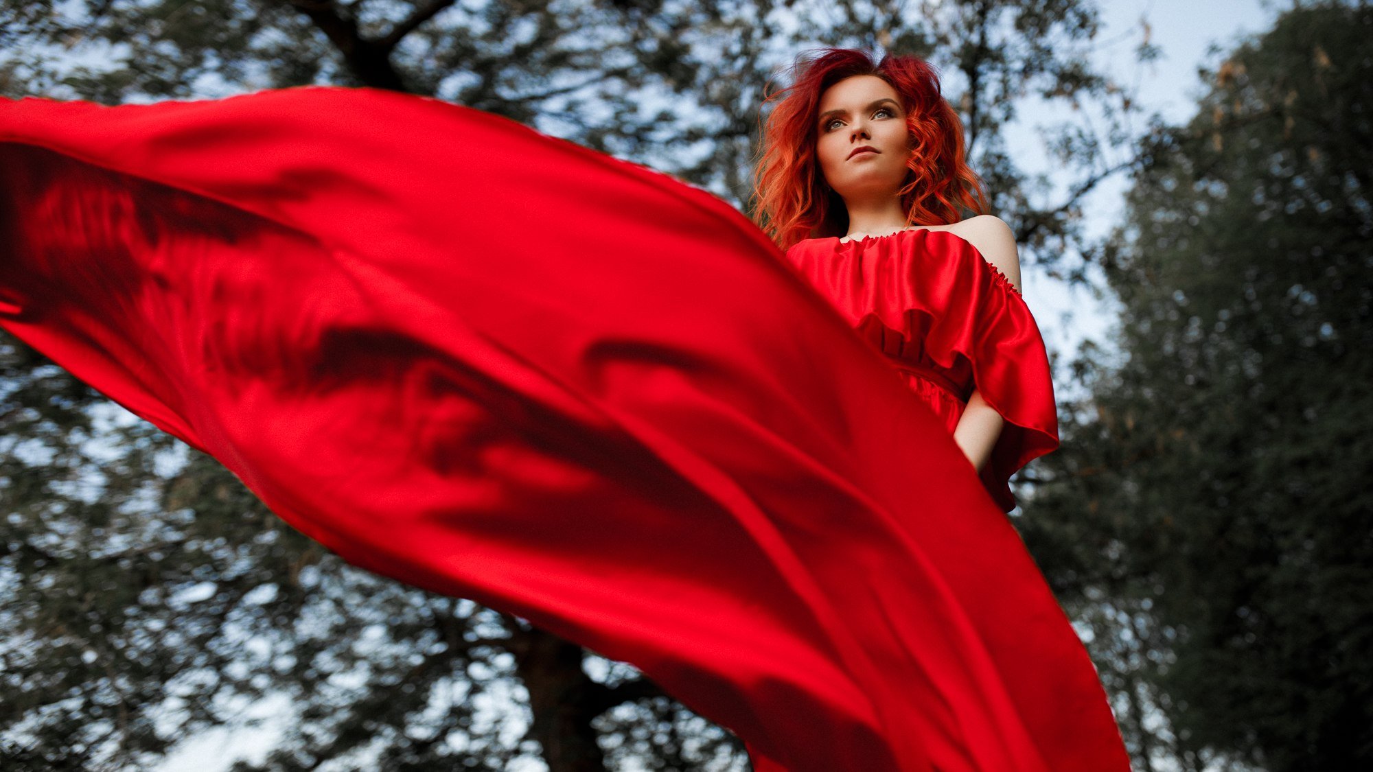 Girl in red october. Девушка в Красном. Рыжая женщина в Красном платье. Красно рыжий. Знаменитое красное платье Россия.