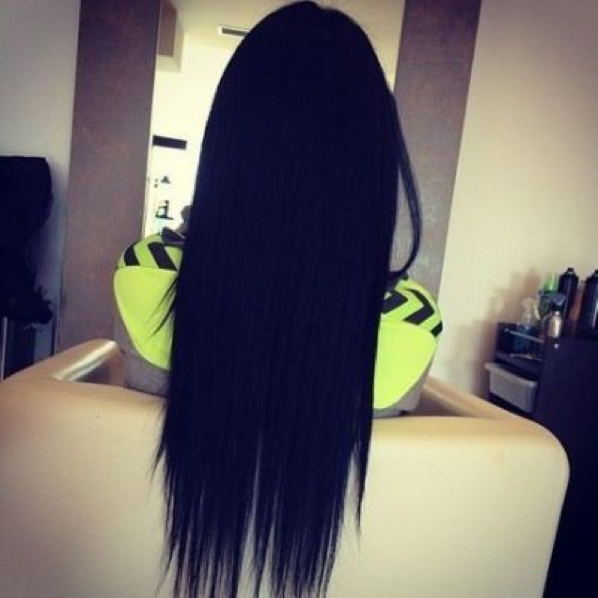 Черные волосы на спине. Девушка с длинными черными волосами. Прически на черные волосы. Брюнетка со спины с длинными волосами.