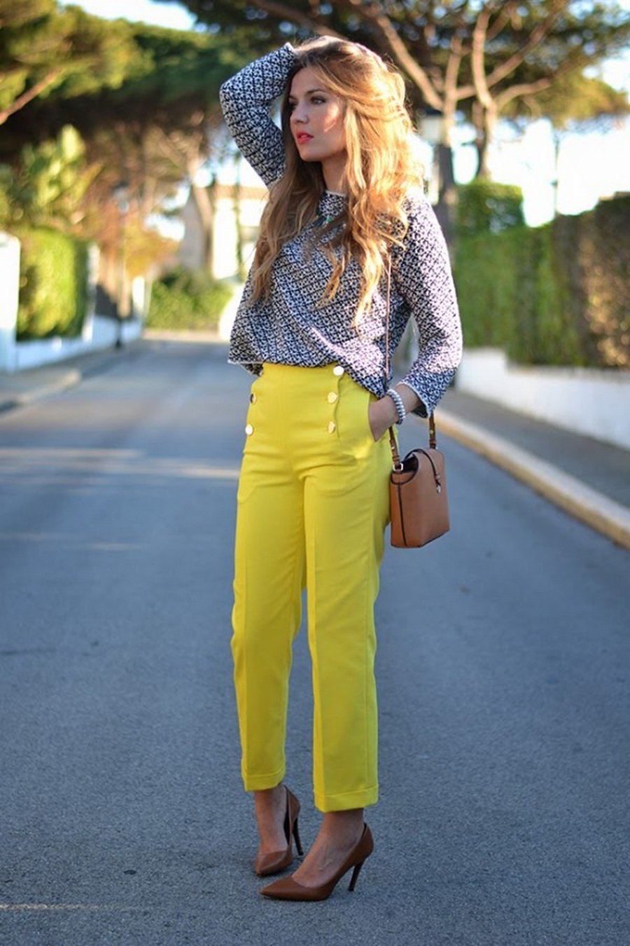 Горчично лимонный. Стильные яркие образы. Желтые брюки. Летние брюки женские. Желтая рюки.