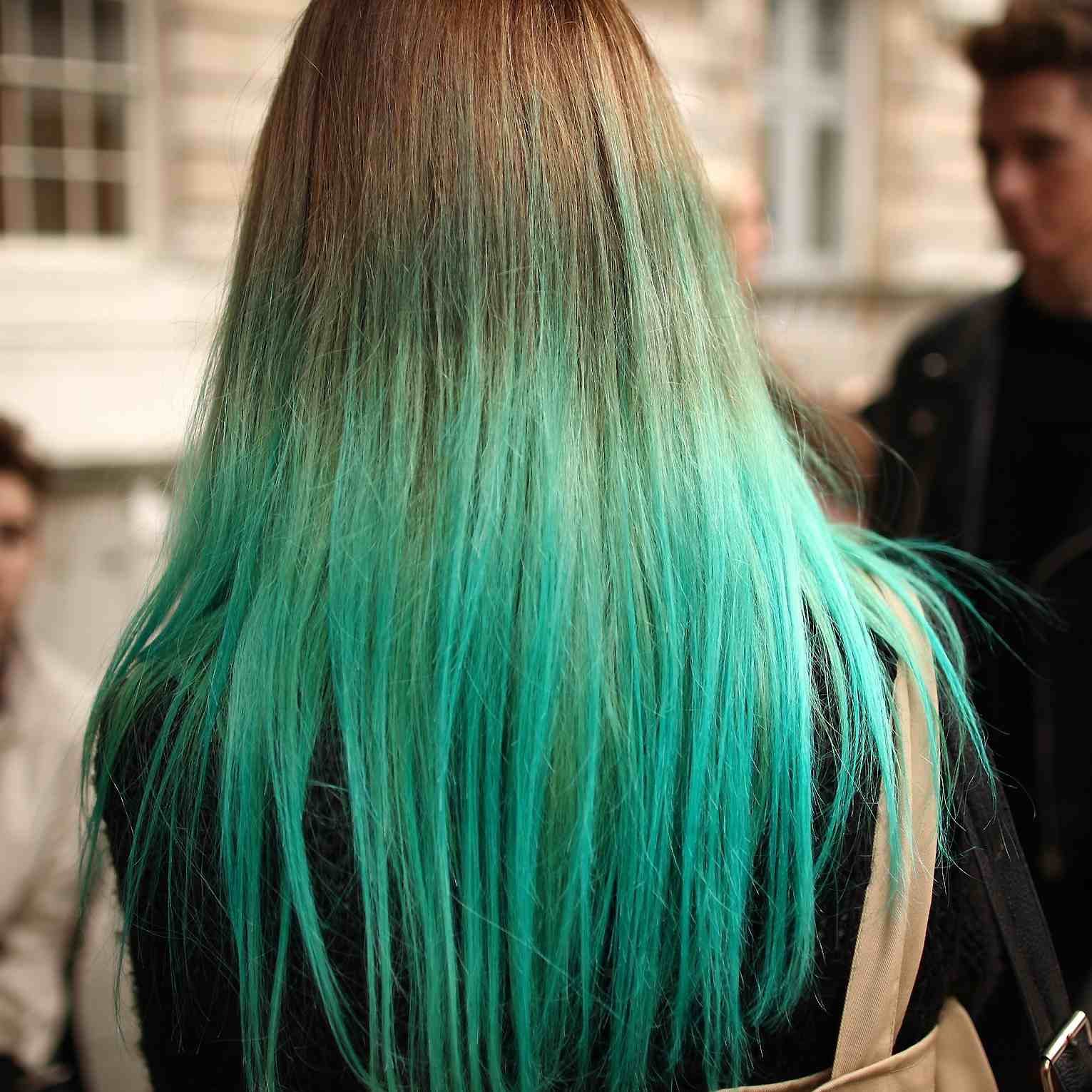 Зелёные пряди на русых волосах. Зелёные кончики волос. Окрашенные волосы. Покрасить волосы в зеленый.