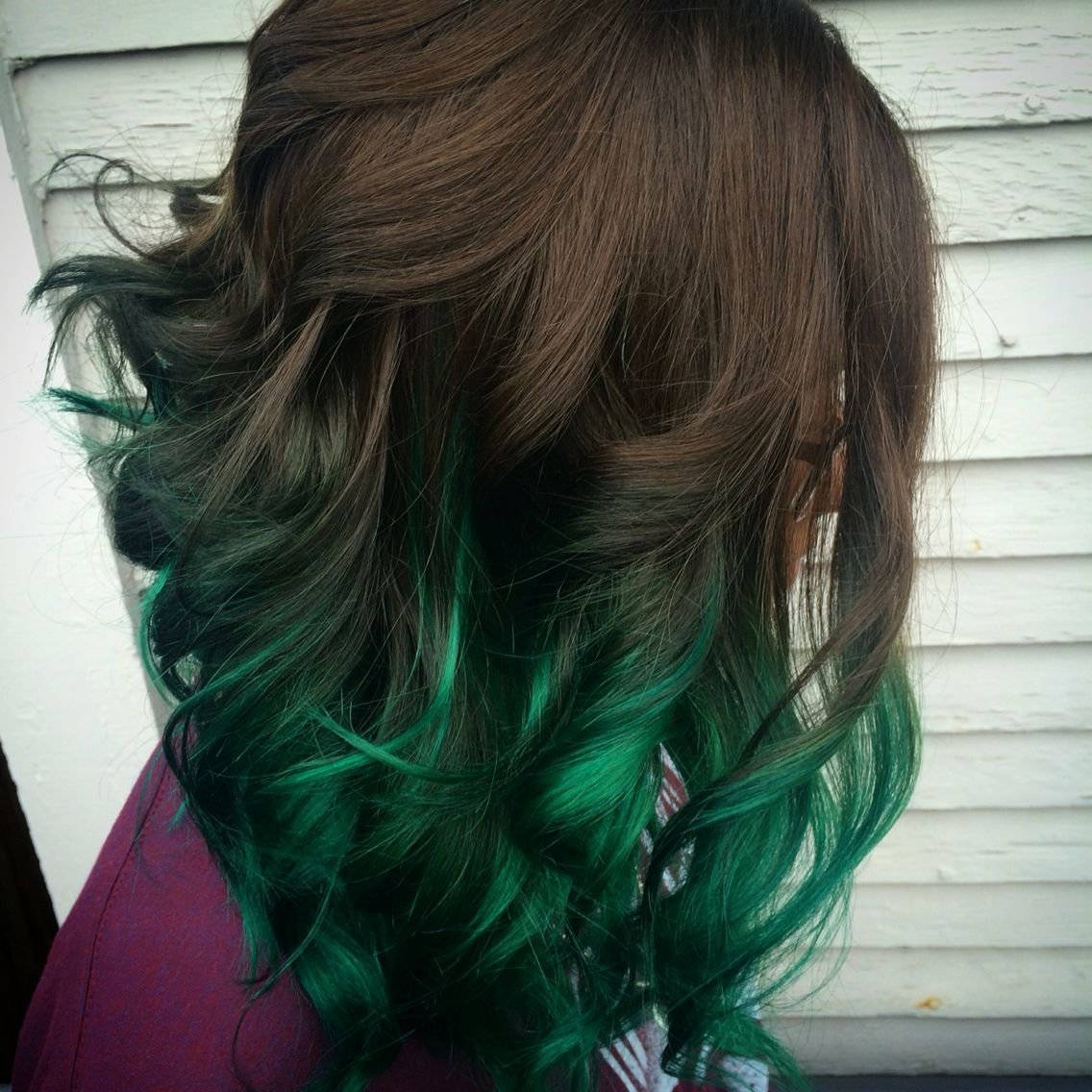 Зеленые пряди волос. Изумрудный балаяж. Балаяж на темные зеленые. Омбре балаяж изумрудный. Темно зеленое окрашивание волос.