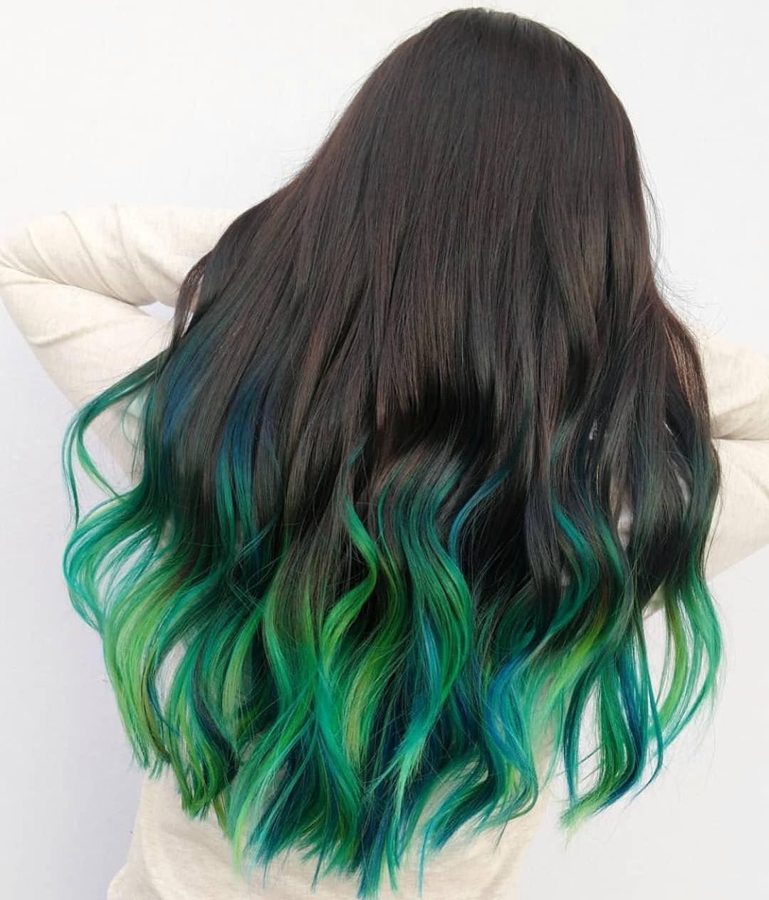 Зеленые концы. Омбре балаяж изумрудный. Зелёные кончики волос. Цветные кончики волос. Каштановые волосы с зелеными кончиками.