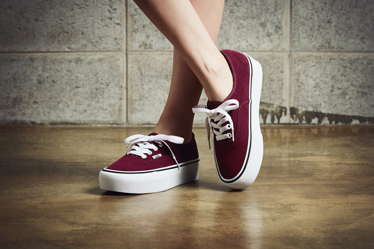 Vans women. Вансы кеды на девушке. Девушка в vans. Vans Suede на ноге. Кеды Ванс женские на ноге.