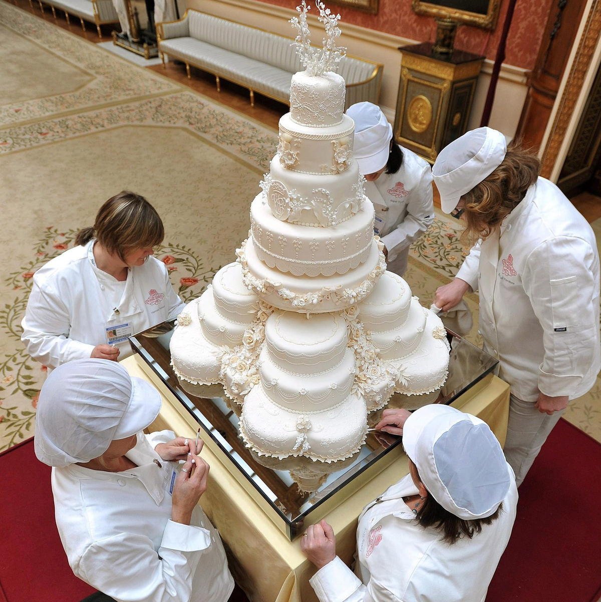 Популярный кондитер. Свадебный торт принца Уильяма и Кейт Миддлтон. Торт на свадьбе Кейт Миддлтон и принца Уильяма. Свадебный торт Кейт Миддлтон. Торт на свадьбе принца Уильяма и Кейт.