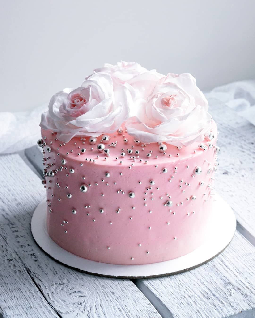 Торт с бусинками. Розовый торт. Торт нежный. Украшение торта для девочки. Стильное украшение торта.