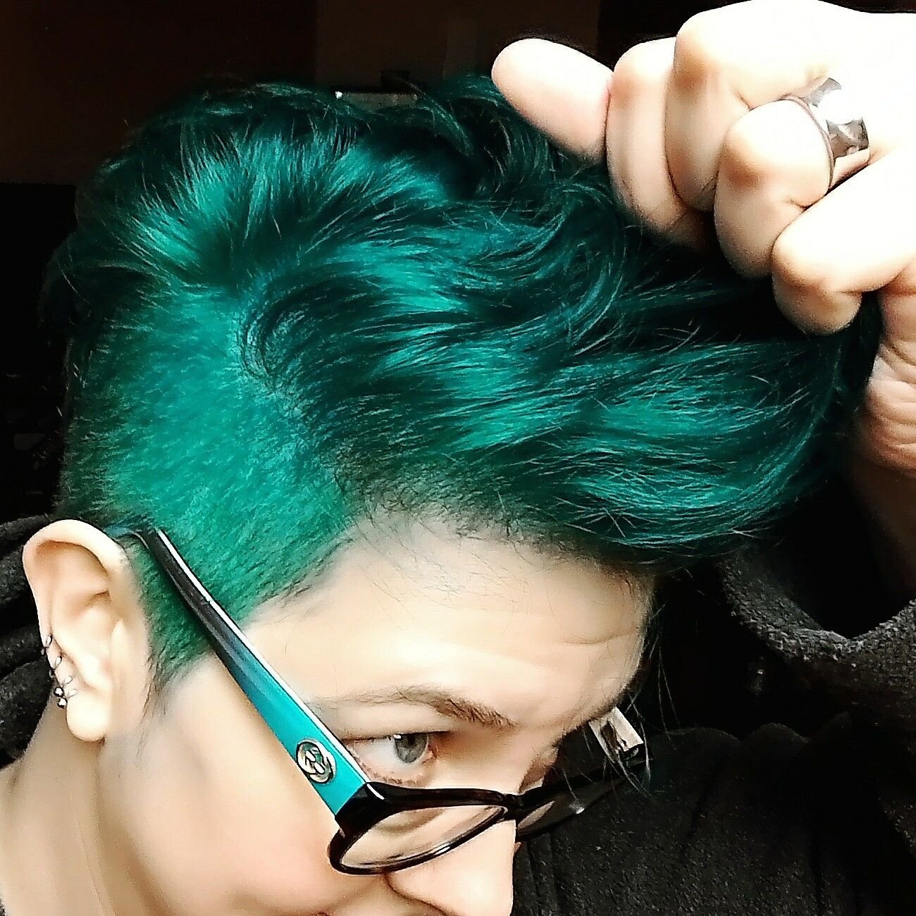 Можно зеленые волосы. Темно зеленые волосы. Изумрудный цветтволос. Изумрудный цвет волос. Изумрудно зеленый цвет волос.