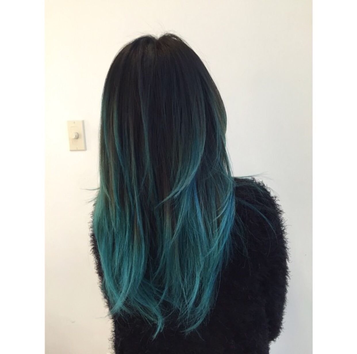 Зеленые концы. Бирюзовые волосы. Бирюзовые пряди на темных волосах. Синие концы волос. Зелёные пряди на тёмных волосах.