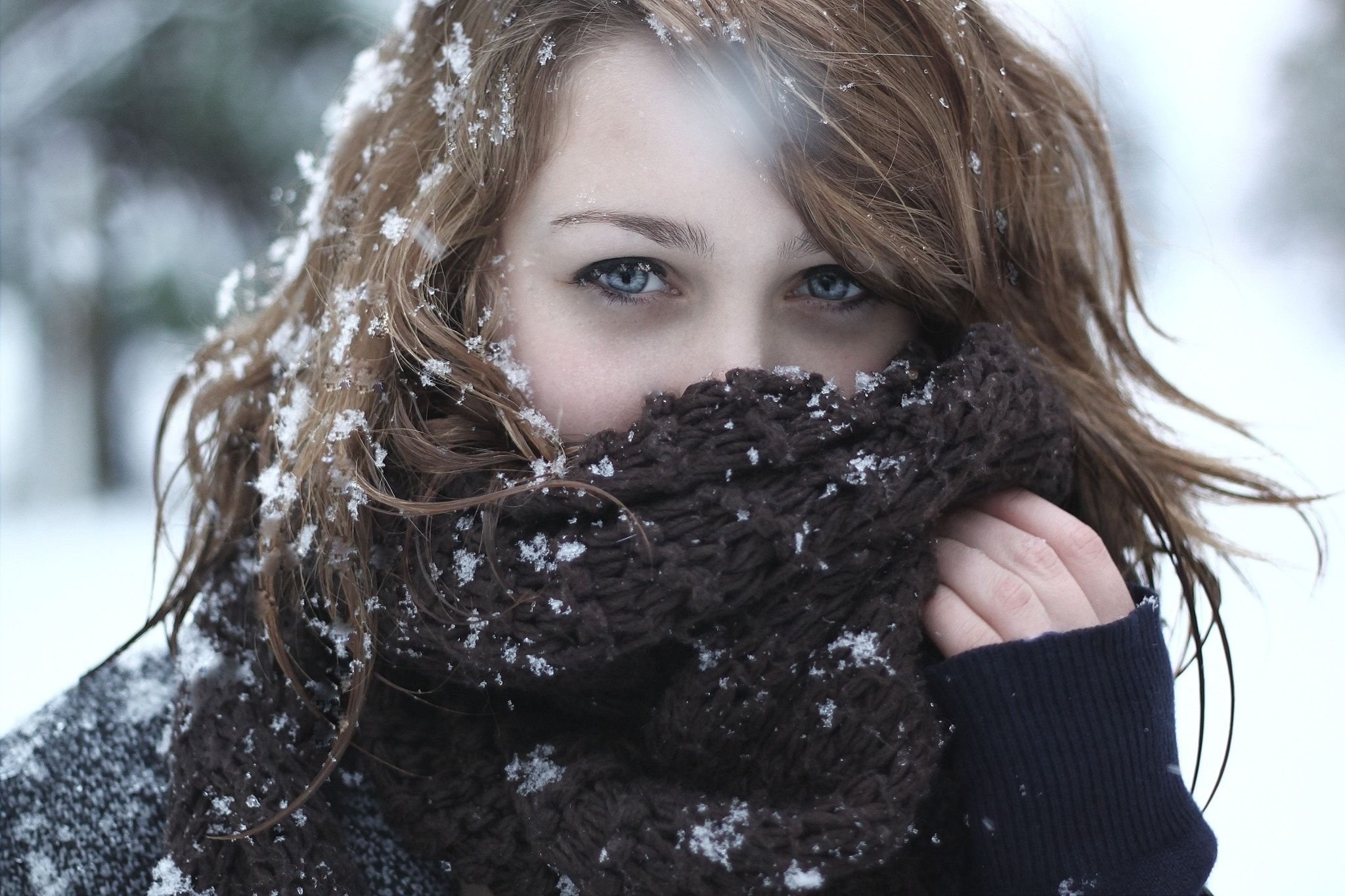 Девушка под снегом. Девушка зима. Красивая девушка зима. Девушка в шарфе. Снег на волосах девушки.