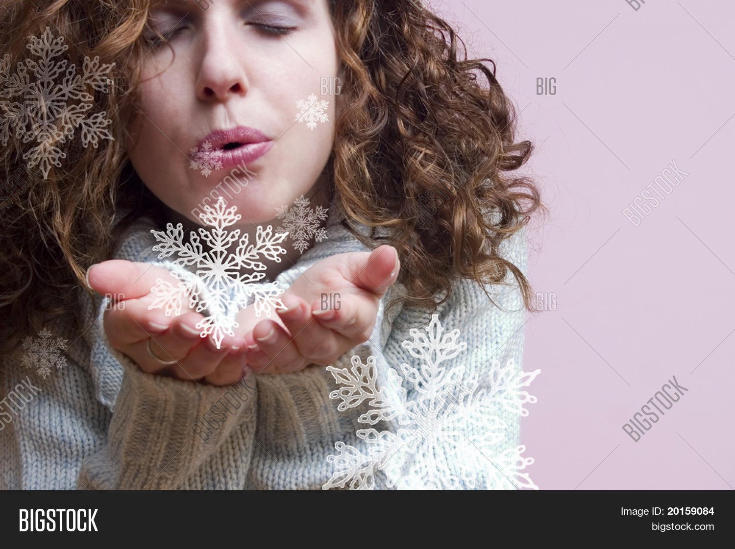 Тают руки тают губы. Снежинка на ладони. Снежинка на носу. Девушка Снежинка. Сдувает снежинки.