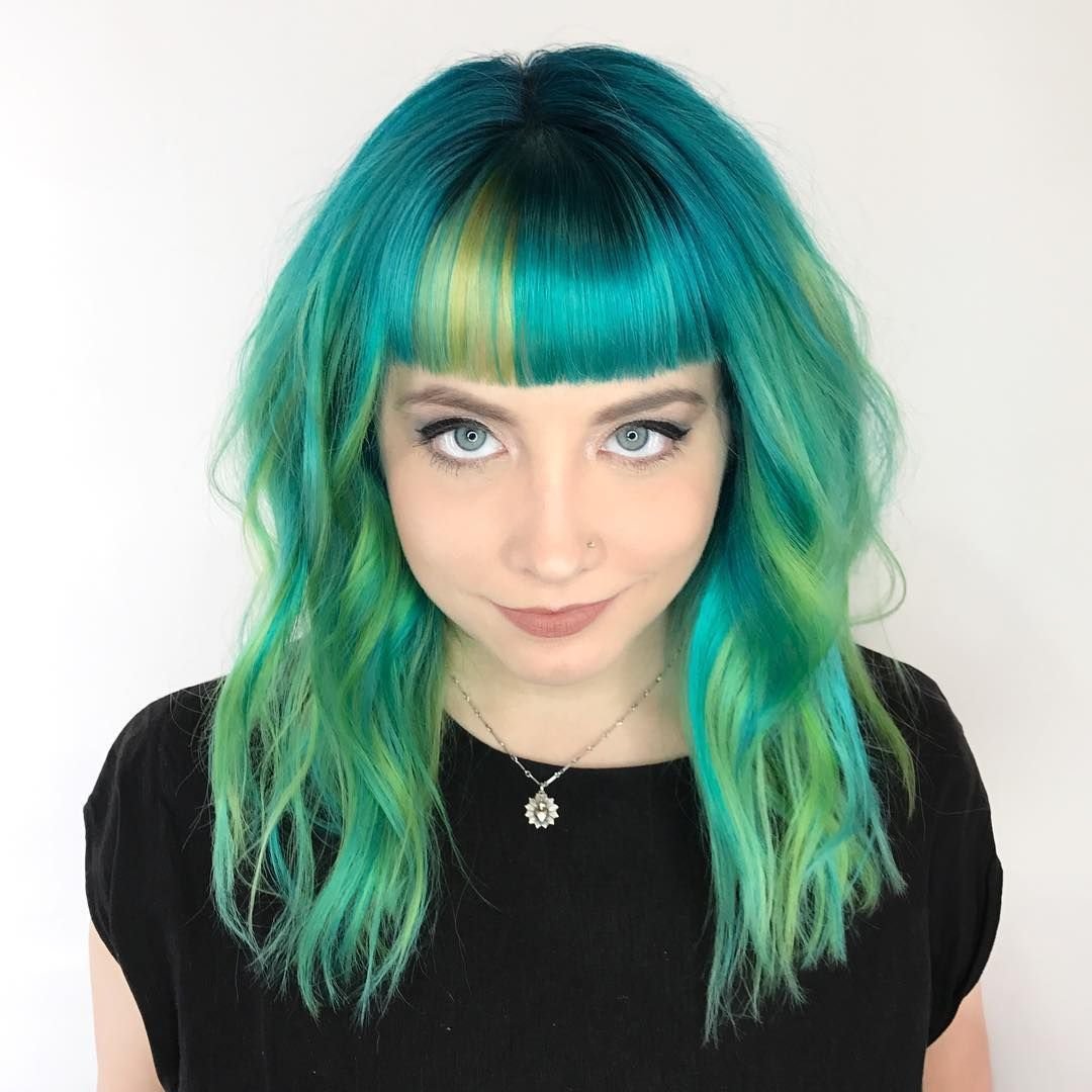Зеленые пряди волос. Зеленые волосы. Салатовые пряди. Зелёные пряди на русых волосах. Сине зеленые волосы.