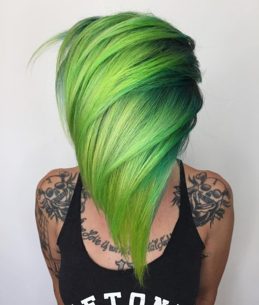 Можно зеленые волосы. Зеленые волосы. Девушка с зелеными волосами. Короткие зеленые волосы. Яркие салатовые волосы.