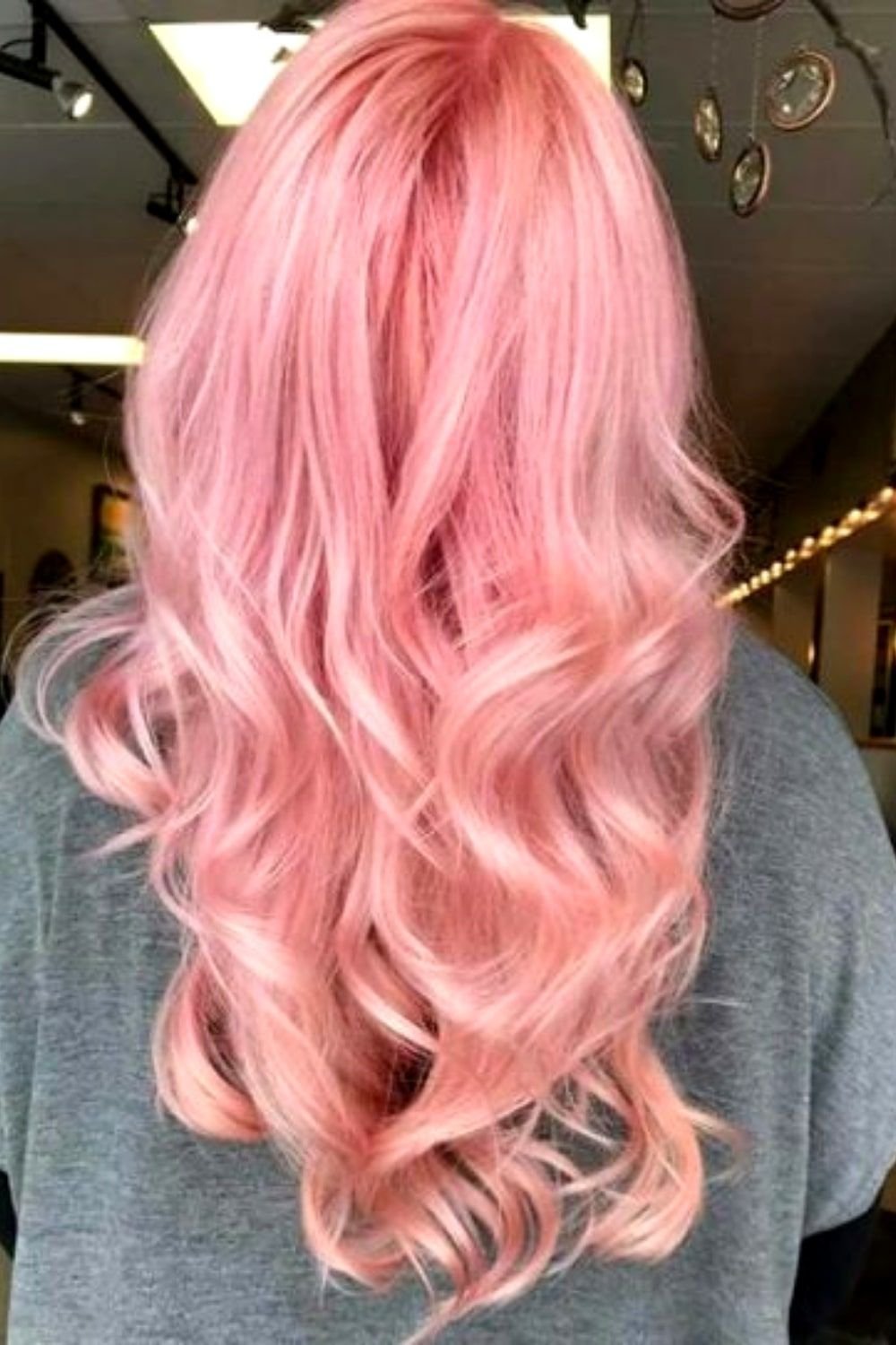 Бледно розовые волосы