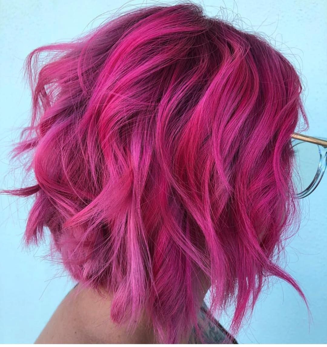 Темно розовая краска. Розовые волосы. Ярко розовый цвет волос. Ярко розовые волосы каре. Малиновые волосы короткие.