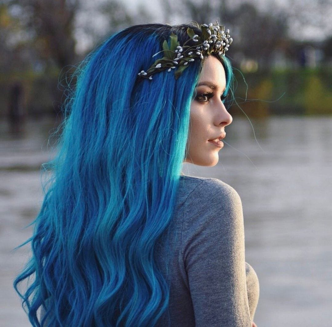 Blue hair tv girl. Лорен Калавей с голубыми волосами. Lauren Calaway серые волосы. Линда с синими волосами. Голубые волосы.