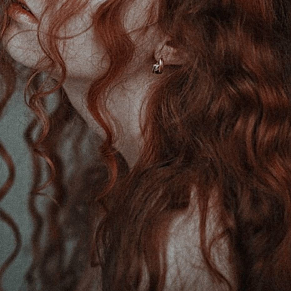 Золотых твоих волос. Рыжие кудрявые волосы. Рыжие кучерявые волосы. Длинные рыжие волосы. Девушка с рыжими волосами Эстетика.