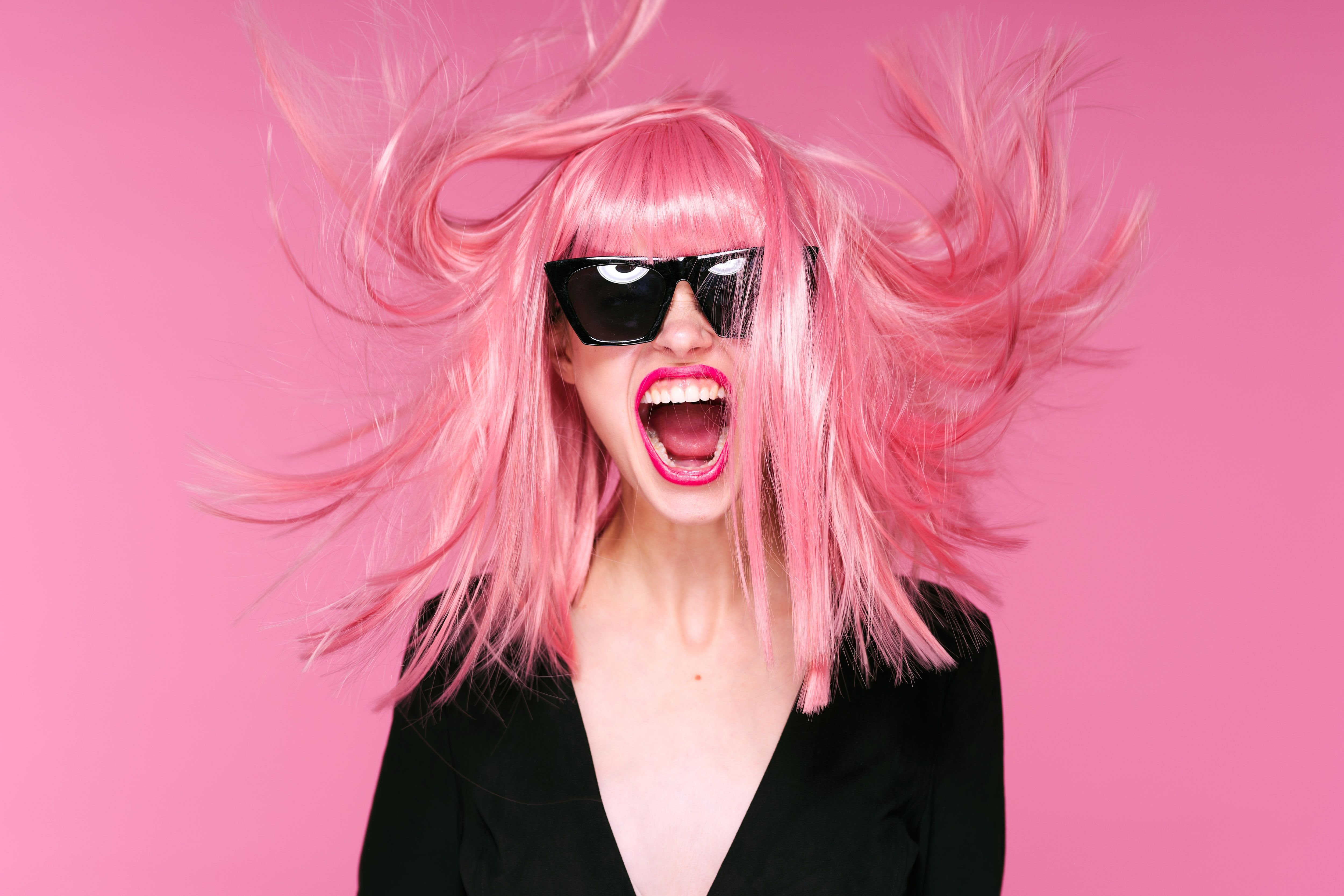 Костюм с розовыми волосами. Розовые волосы. Женщина с розовыми волосами. Модель с розовыми волосами. Черно розовые волосы.