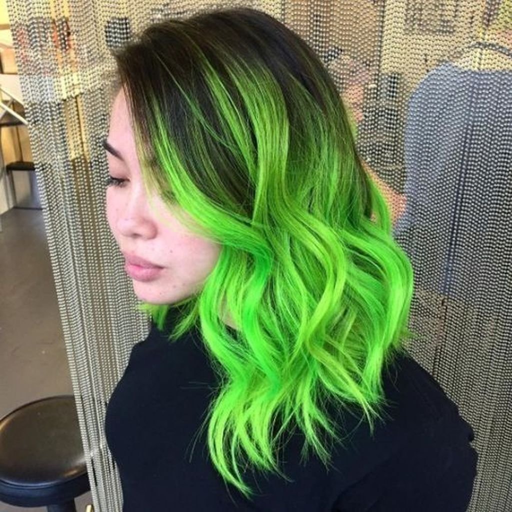 Зеленые концы. Зеленые волосы. Яркие цвета волос. Зелёные кончики волос. Зелёные пряди на русых волосах.
