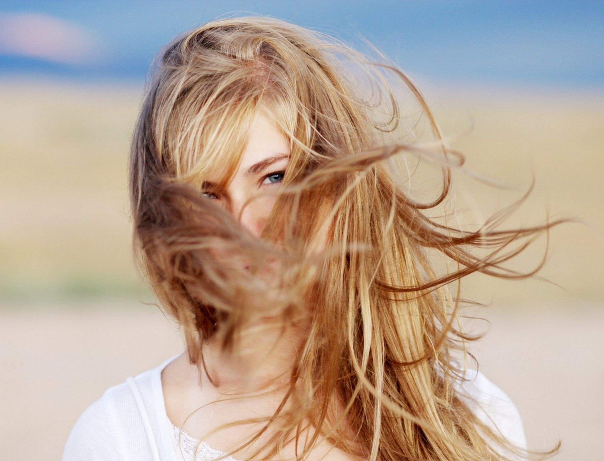 Сонник светлые волосы. Девушка с развевающимися волосами. Развивающиеся волосы. Девушка волосы на ветру. Девушка с распущенными волосами на ветру.