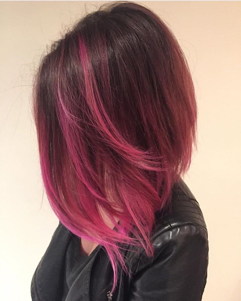 Розовые волосы на черных волосах