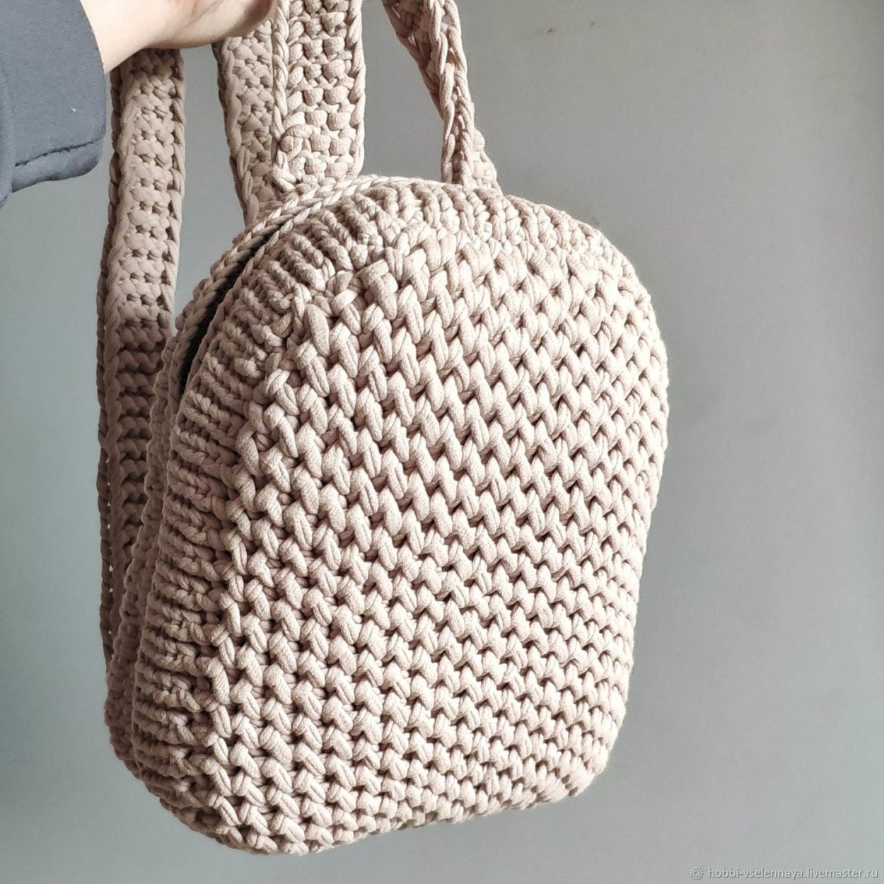 Вязать рюкзак трикотажной пряжи крючком. Рюкзак из Halley Macrame. Сумка из рафии МК. Плетеные сумки из трикотажной пряжи. Вязаные стильные рюкзаки.