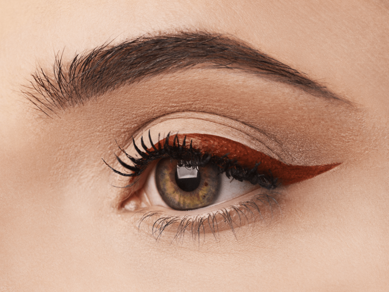 Brown liner. Коричневая подводка для глаз. Макияж с коричневой подводкой. Коричневые стрелки на глазах. Коричневые стрелки макияж.