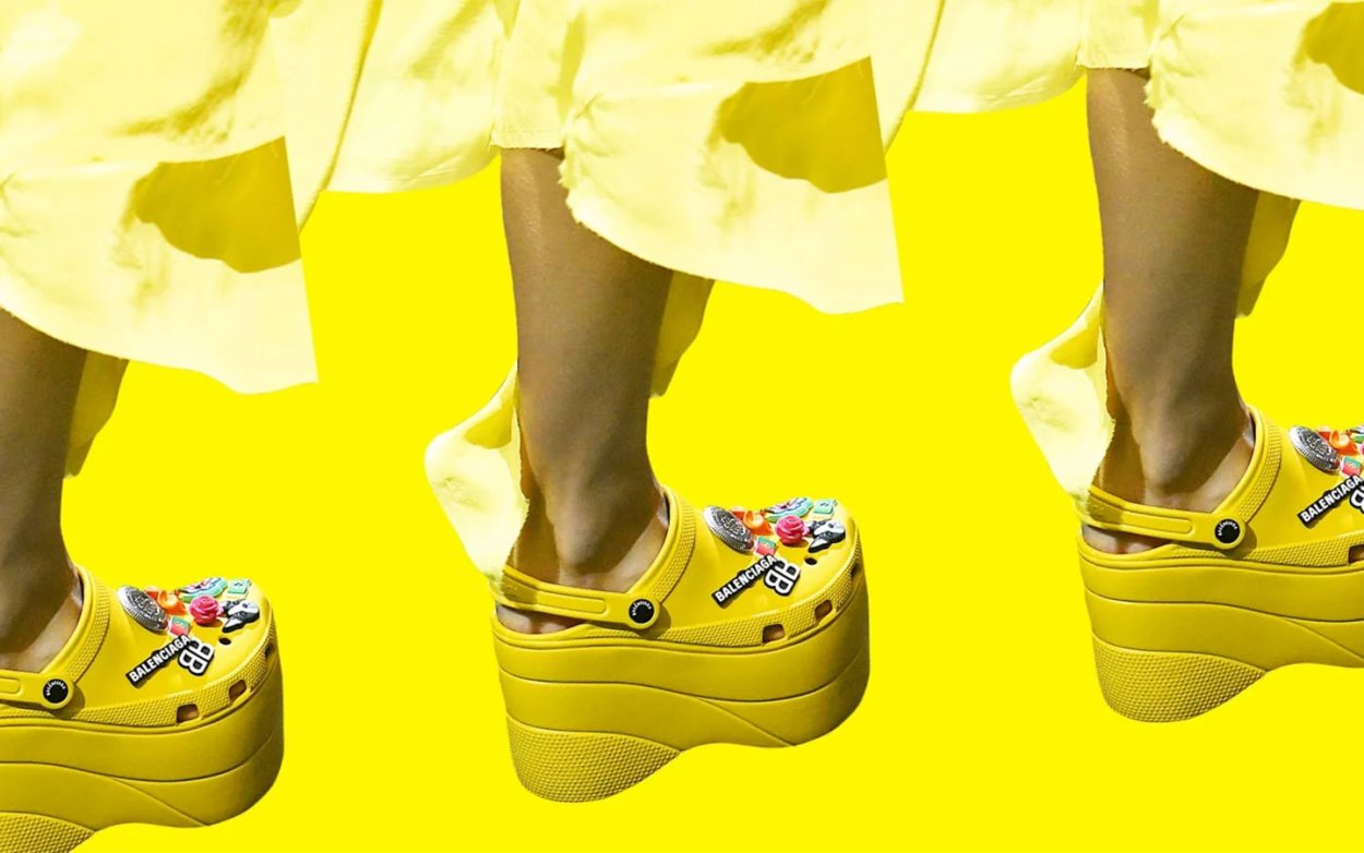 В кроксах потеют ноги. Коллаборация кроксы Баленсиага. Crocs Balenciaga. Кроксы новая коллекция 2023. Кроксы на платформе Баленсиага.