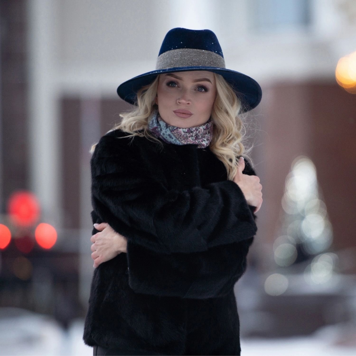 Шляпа женская зимняя. Шляпа с полями зимняя. Фетровая шляпа с пальто. Девушки в зимних шляпках. Шляпа зима