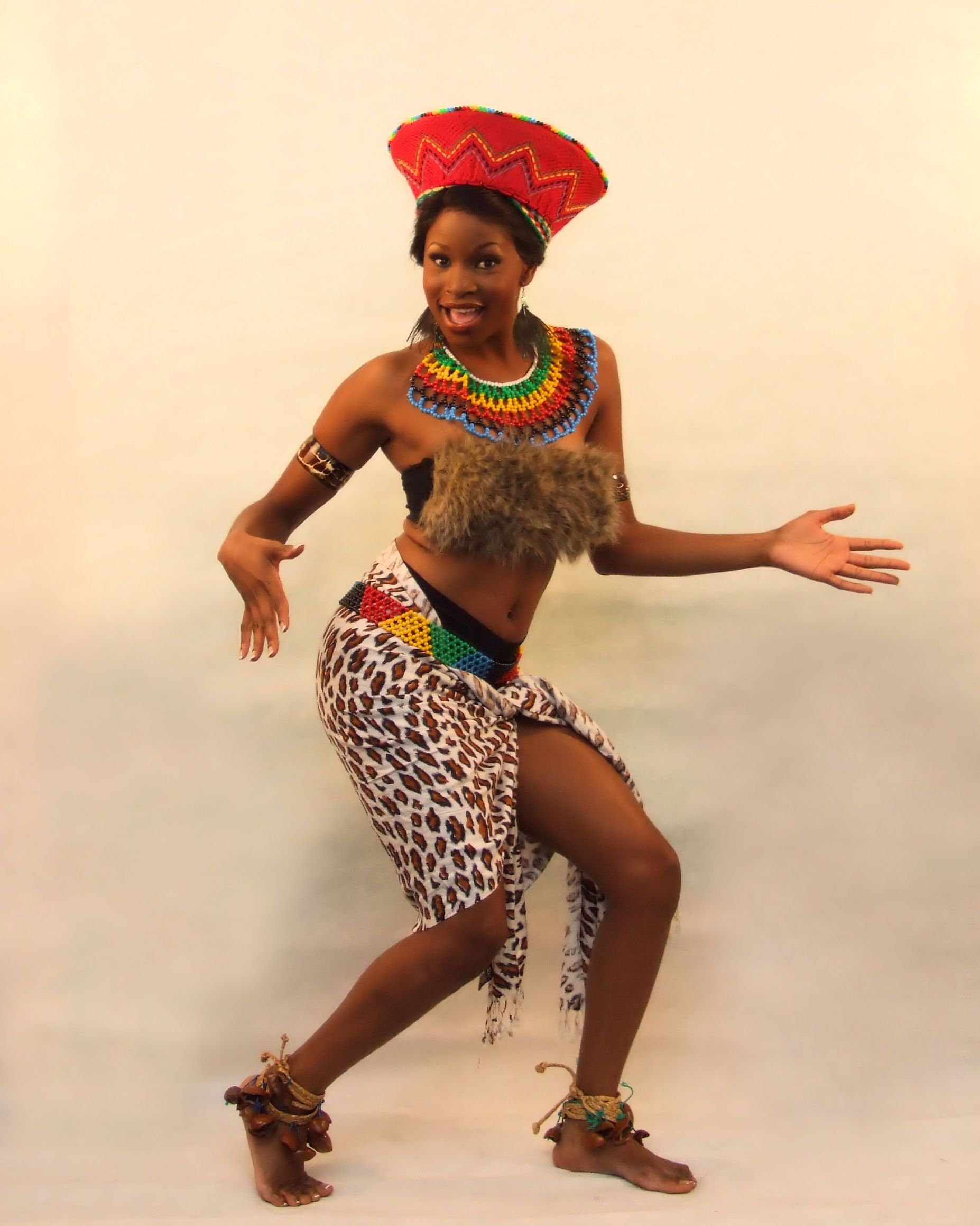 Современные африканки в нарядах предков (16 фото)