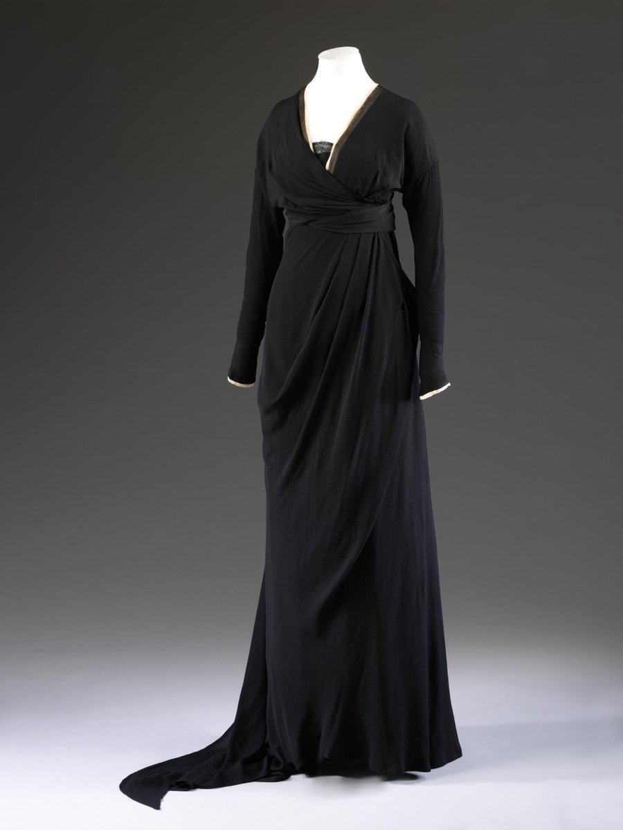 Траурная одежда для женщин 19 век. Погребальное платье для женщин. Черное траурное платье. Похоронное платье.