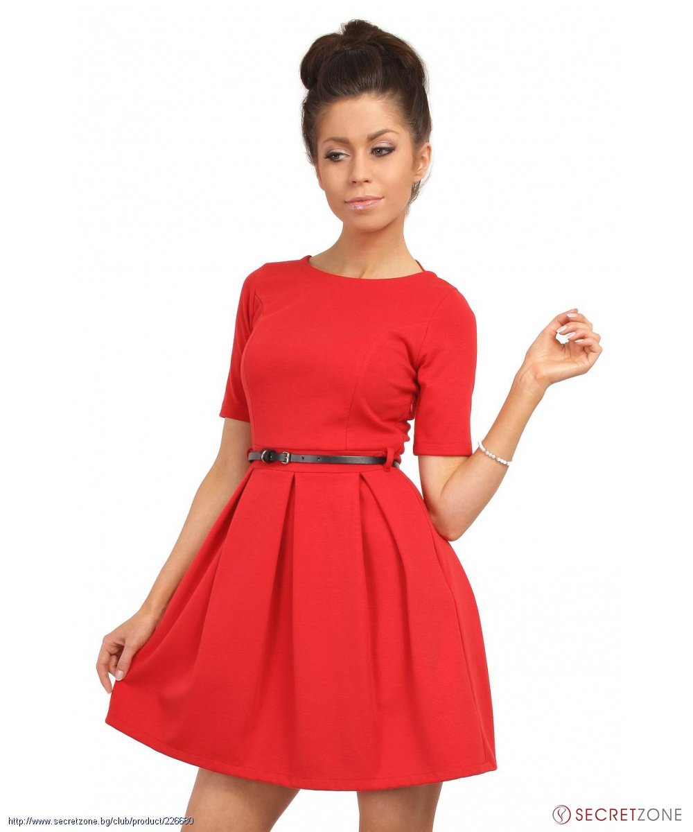 Платье с приталенной юбкой. Красное платье. Красное короткое платье. Красное платье с коротким рукавом. Короткое красное платье с пышной юбкой.