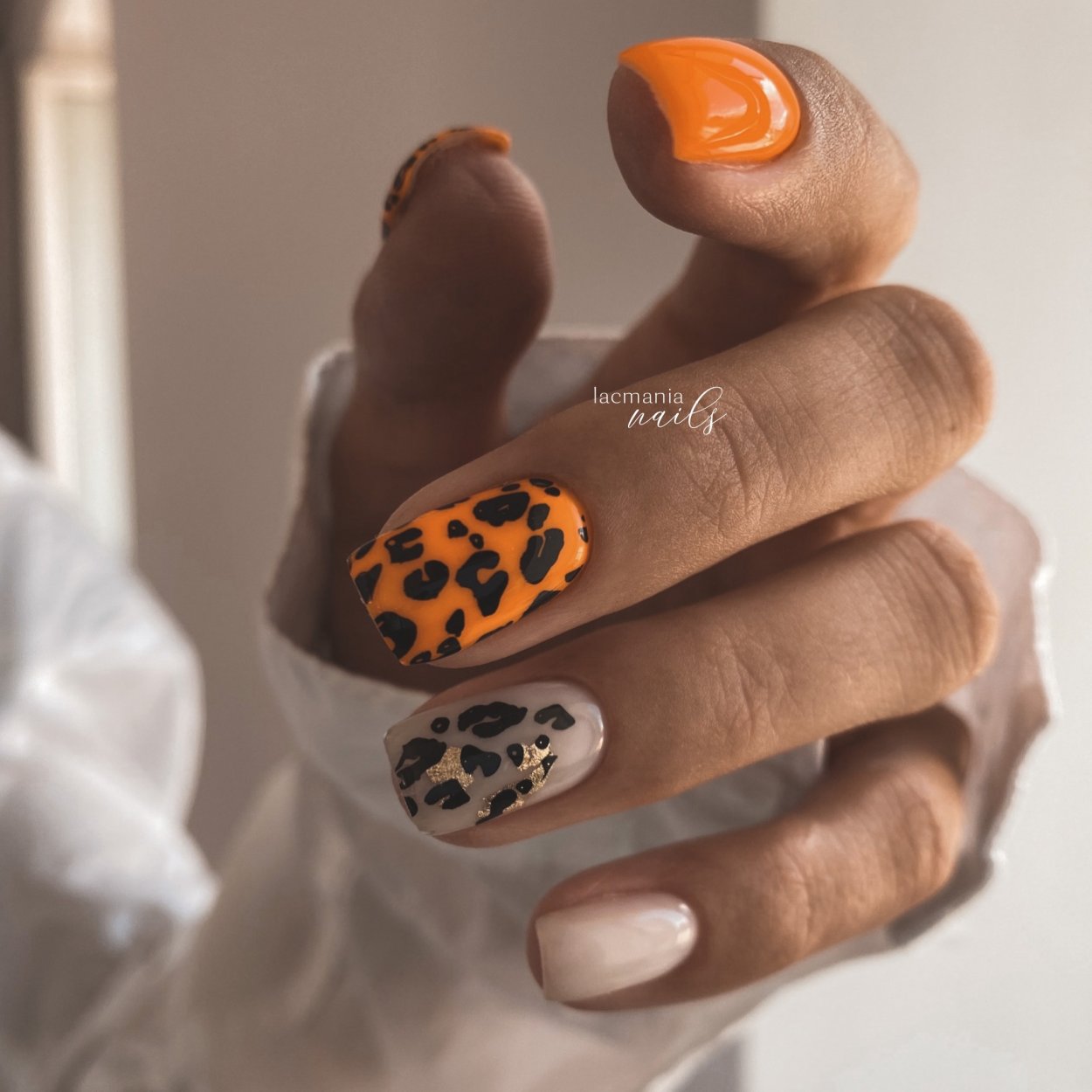 Маникюр оранжевый с леопардовым принтом