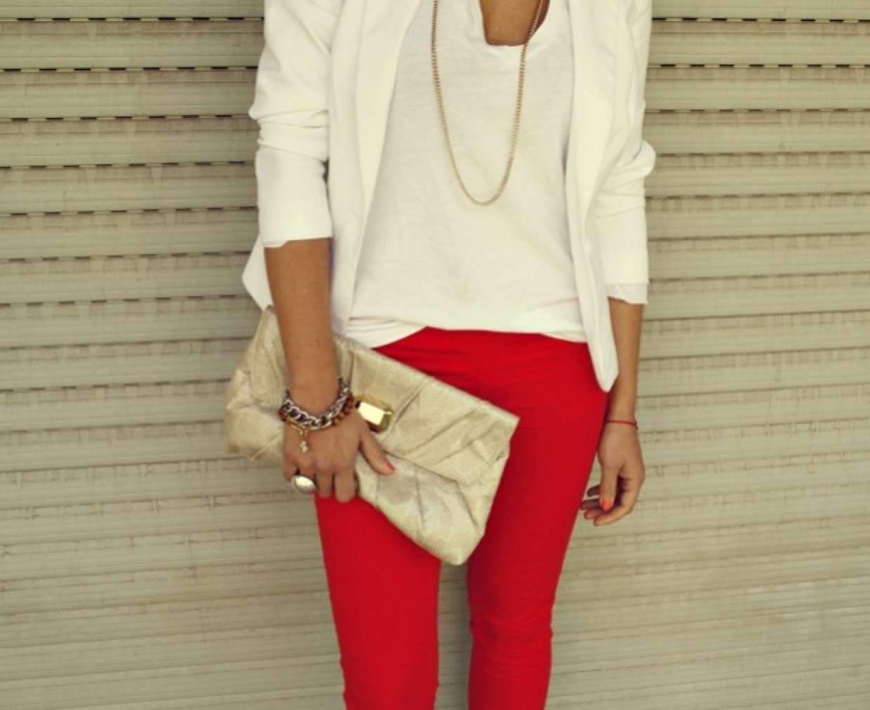 Красные брюки и белый пиджак