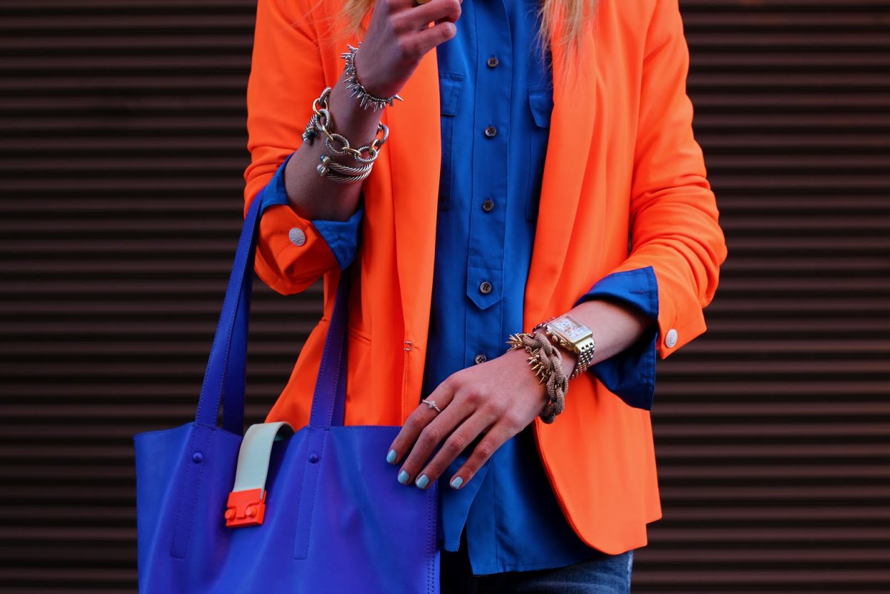 Сочетание оранжевого и голубого в одежде