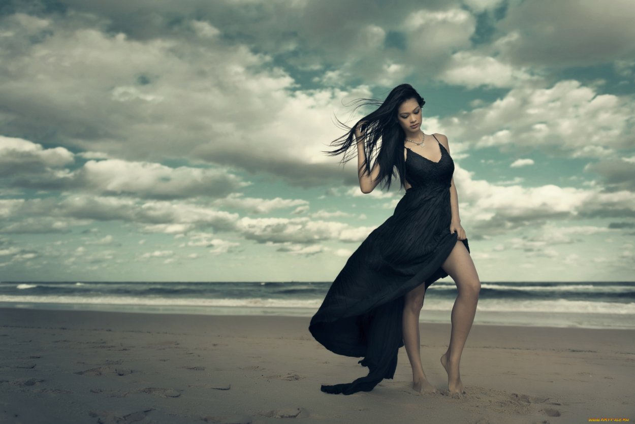 Черное платье на пляже
